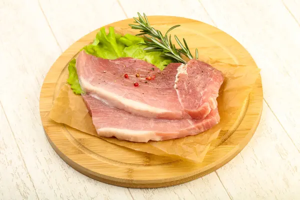 pişmemiş domuz biftek