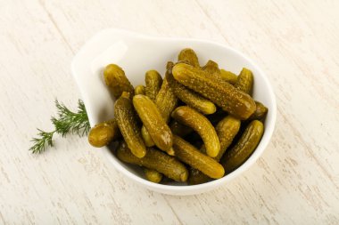 Kabın içinde salatalık turşusu