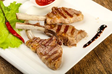 Domates soslu ızgara kuzu 