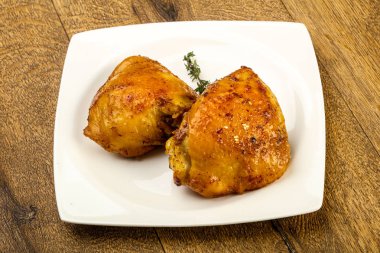 Kızarmış tavuk butları.
