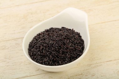 Kabın içinde siyah yabani pirinç