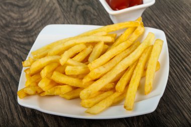 Ketçaplı patates kızartması.