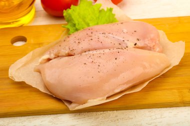 Çiğ tavuk göğsü.