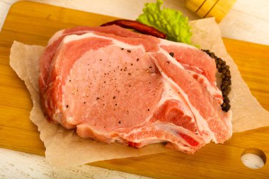 pişmemiş Domuz pirzola