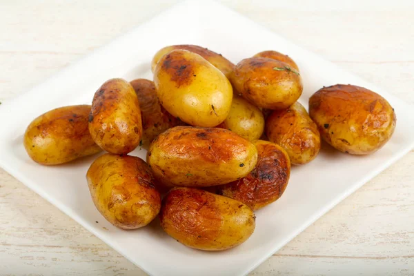 Junge Bratkartoffeln — Stockfoto