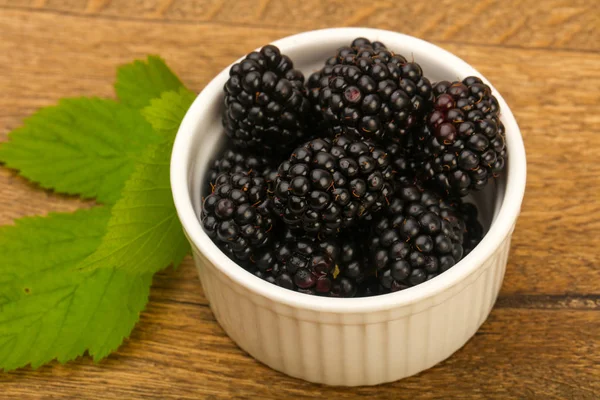 Ripe Blackberries in the bowl — Stock Photo, Image