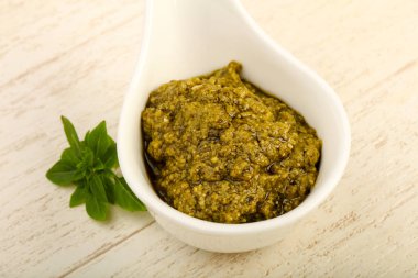 Pesto sos kabın içinde