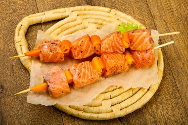 Çiğ somon şişleri