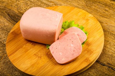 Jambon salata yaprakları üzerinde