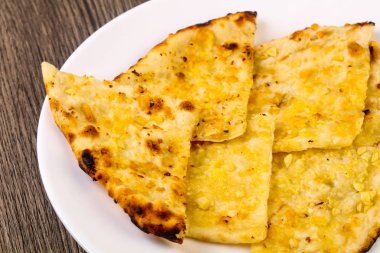 naan peynir ve sarımsak ile