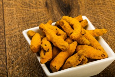 Tumeric kökü kabın içinde