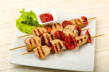 Izgara hindi şişleri