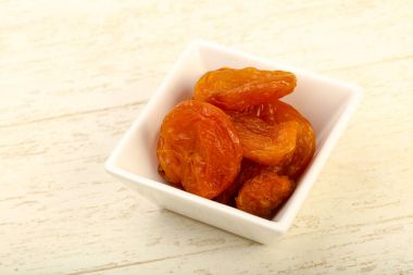 Kasede kurutulmuş kayısı.