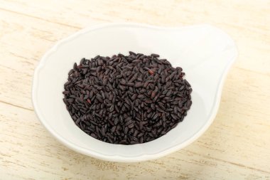 Kabın içinde siyah yabani pirinç