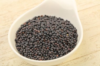 Kabın içinde siyah mercimek