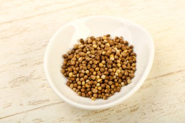 Kabın içinde kişniş tohumu