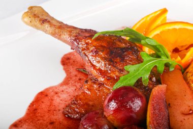 Üzüm soslu ördek bacak