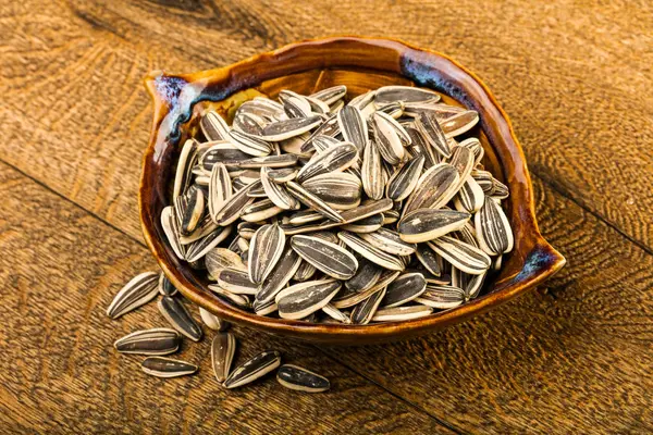 Kabın içinde ayçiçeği tohumu