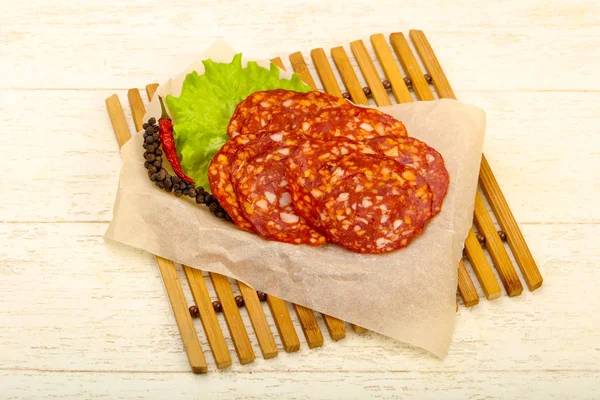 Нарізана смачна ковбаса Чорізо — стокове фото