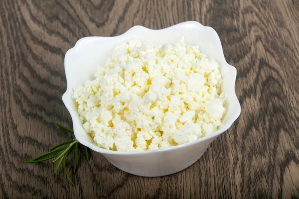 Kasede süzme peynir var.