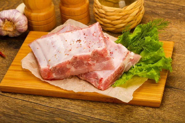 Çiğ domuz kaburgası