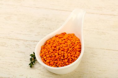 Kabın içinde portakal mercimek