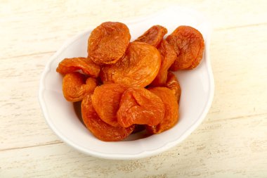 Kasede kurutulmuş kayısı.