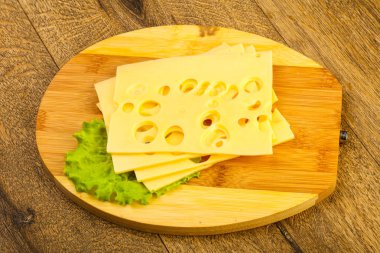 Dilimlenmiş peynir salata yaprakları ile