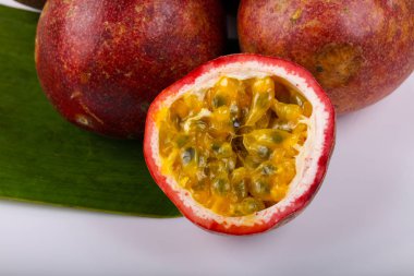 Tropikal ünlü tutku meyve