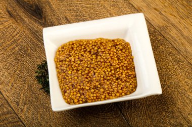 Dijon hardalı kabın içinde