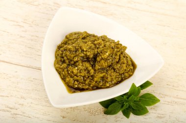 Pesto sos kabın içinde