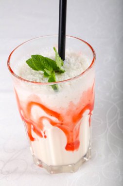 Süt kokteyl ve şurubu