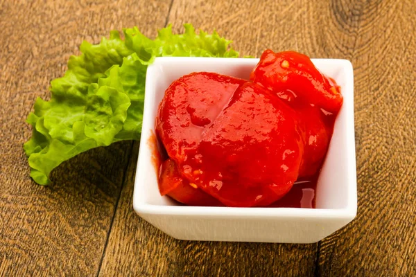 Kabın içinde soyulmuş domates