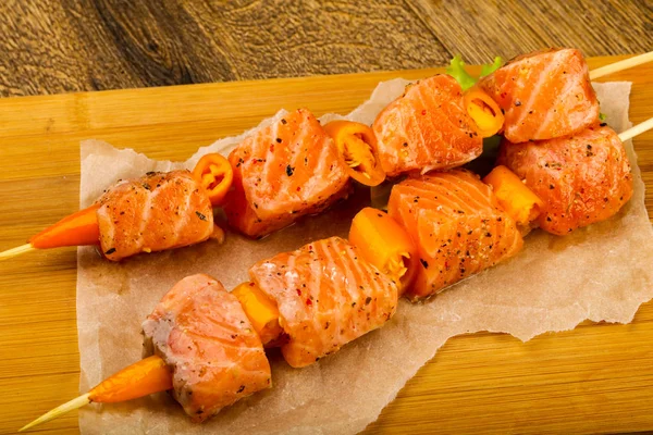 Raw salmon skewers — Stock Photo, Image