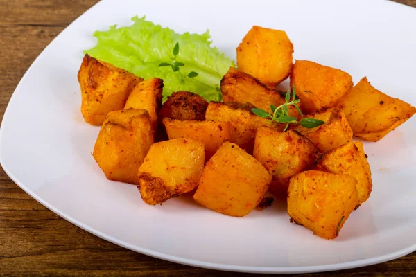 Otlu fırında patates.