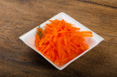 Kabın içinde rendelenmiş havuç