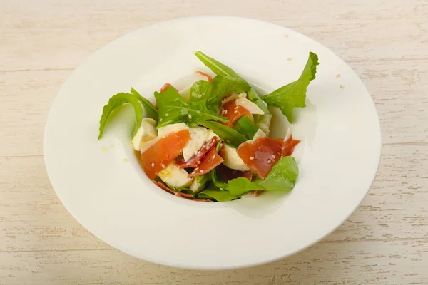 Ensalada con proscuitto, mozzarella —  Fotos de Stock