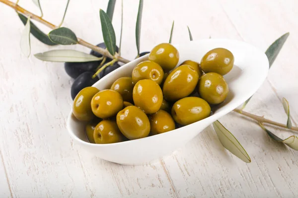 kabın içinde yeşil zeytin