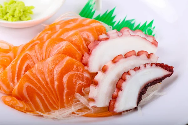 Lax och bläckfisk sashimi — Stockfoto