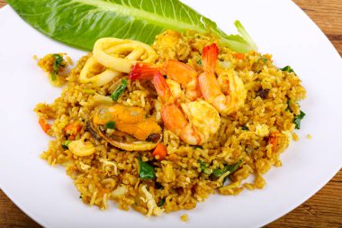 Kızarmış pilav ve deniz ürünleri.