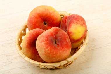 Olgun tatlı şeftali