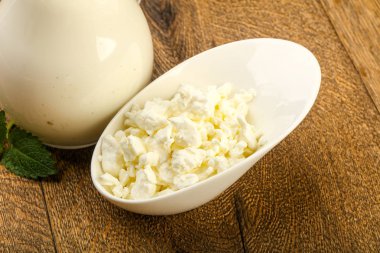 Kasede süzme peynir var. 