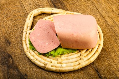 Jambon salata yaprakları üzerinde