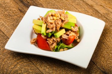 Ton balığı ve Avokado salatası