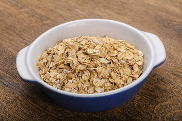 Avena cruda en el tazón —  Fotos de Stock