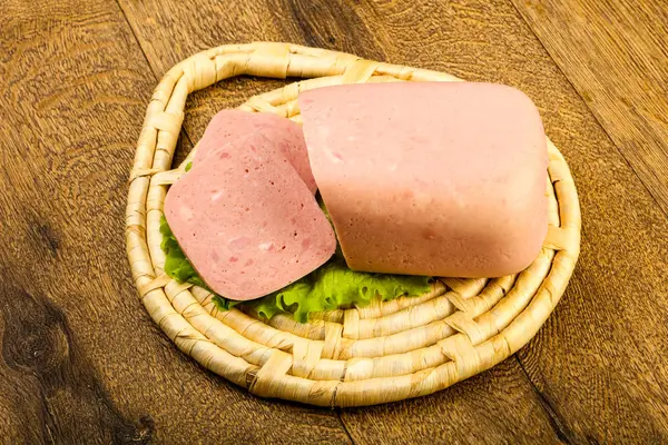 Jambon salata yaprakları üzerinde