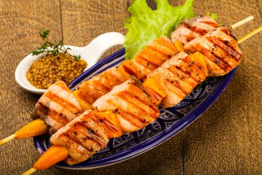 Izgara somon şişleri