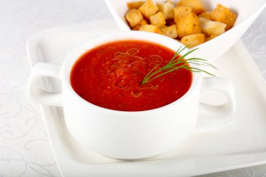 Kabın içinde Gazpacho çorbası 