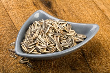 Kabın içinde ayçiçeği tohumu 