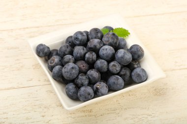 Kabın içinde olgunlaşmış yaban mersini